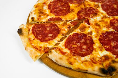 Пицца острая с салями