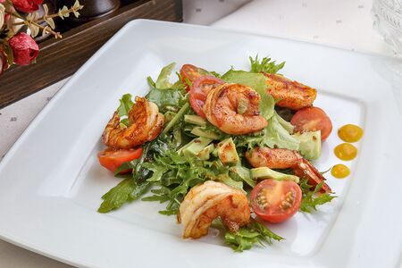 Салат из обжаренных тигровых креветок с авокадо в пикантном соусе