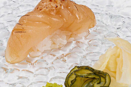 Суши без риса и обожжённый гребешок