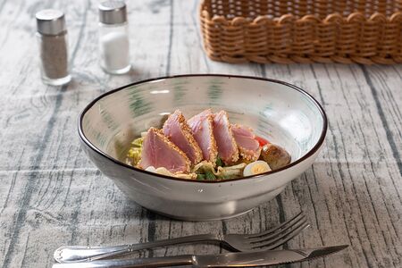 Салат с тунцом