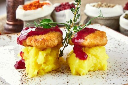 Котлеты куриные с брусничным соусом
