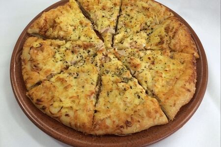 Пицца с курицей и ананасом