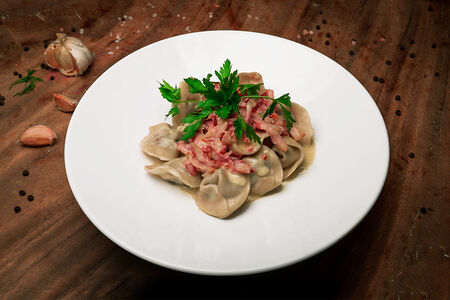 Пельмени с копченым беконом в сливочном соусе