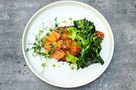 Драники с лососем и салатным миксом