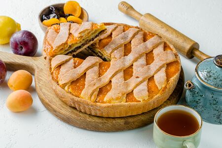 Пирог с курагой и черносливом 