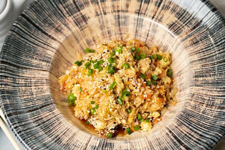 Жареный рис с курицей