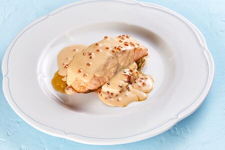 Форель в икорном соусе