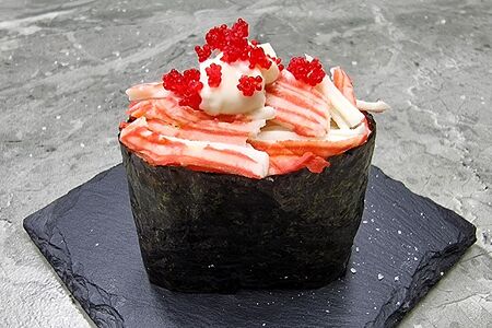 Гункан с крабовым мясом