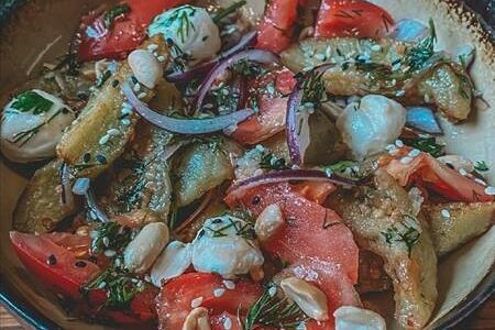 Салат с хрустящими баклажанами в сладко-остром соусе