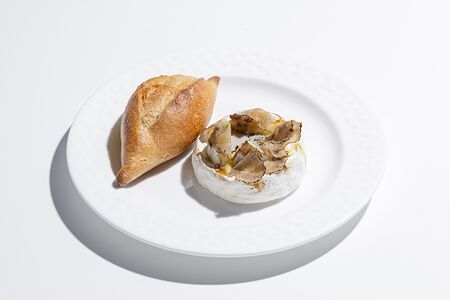 Запеченный камамбер с трюфельными сотами и багетом