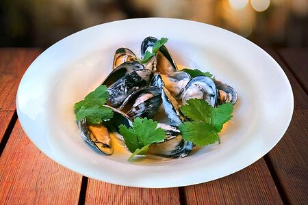 Мидии в створках под соусом Спайси