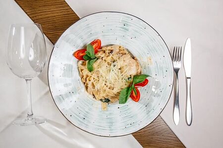 Феттуччине с куриным филе и грибами