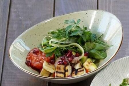 Салат с запеченными на углях овощами и ореховой заправкой