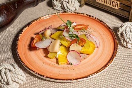 Салат со свининой и копченым крем-чизом