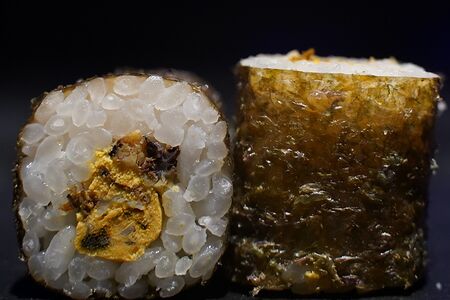 Ролл с мидиями