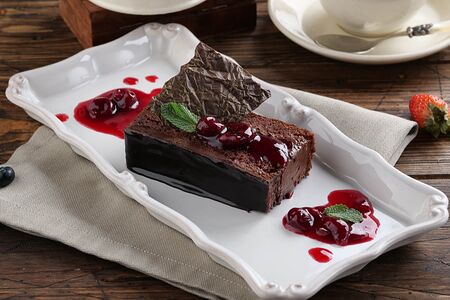 Шоколадный торт с вишней