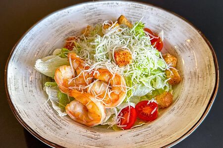 Цезарь с тигровыми креветками