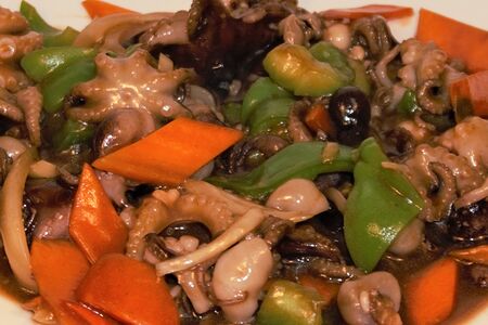 Осьминожки, тушенные в соусе