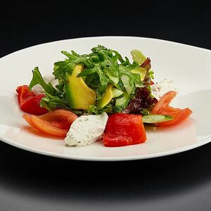 Зеленый салат с томатами конкассе, перцем конфи, авокадо и творожным сыром