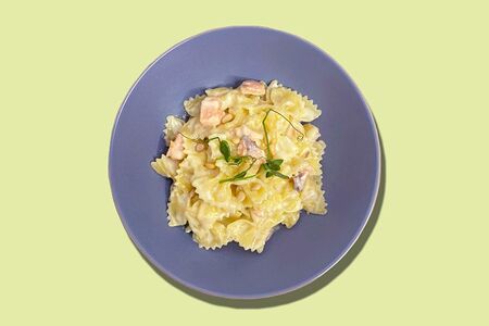 Фарфалле с лососем