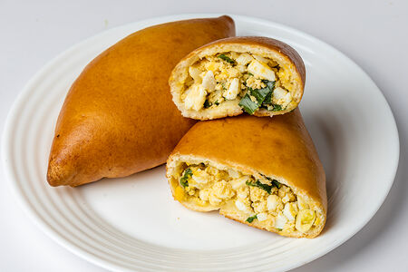 Два пирожка с луком и яйцом