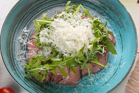 Салат с ростбифом и сыром пармезан