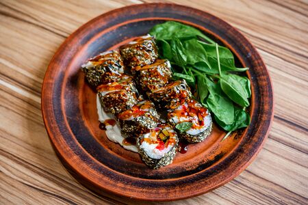 Панко-ролл с угрём и яблочным соусом