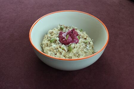 Каша овсяная с кремом из смородины и кленовым сиропом