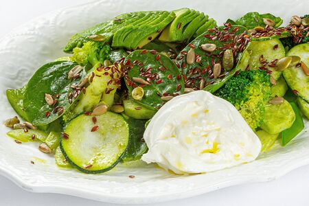 Зеленый салат с бурратой и авокадо