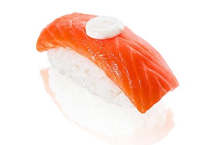 Нигири с лососем и японским соусом