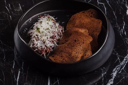 Тартар из молодого теленка с чипсами из бородинского хлеба и дюкселем