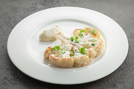Стейк из цветной капусты с соусом