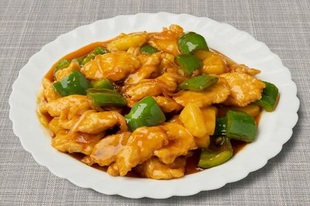 Нежное куриное филе с ананасами