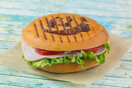 Панини с ветчиной индейки и сыром