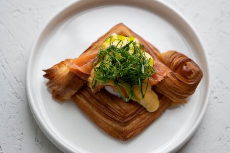 Слоёный Бенедикт с лососем