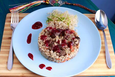 Перловка с олениной, квашеной капустой и брусничный соус