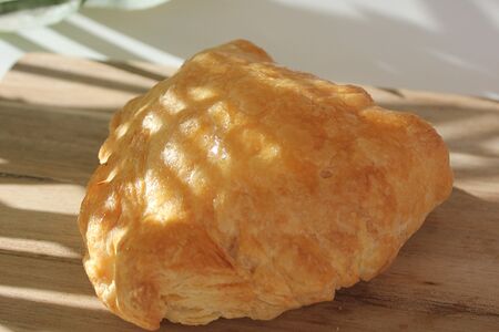 Слойка с ветчиной и сыром