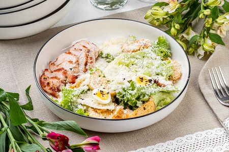 Салат Цезарь с индейкой