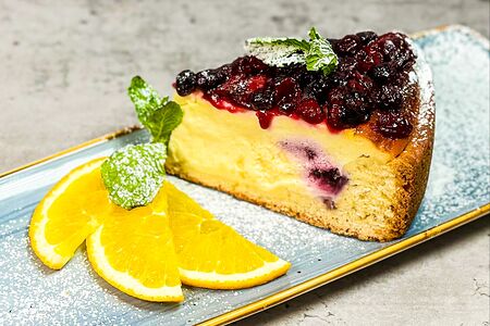 Сметанник с ягодным конфи