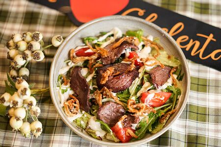 Салат с говядиной и чипсами из вешенок