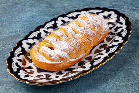 Булочка с абрикосом