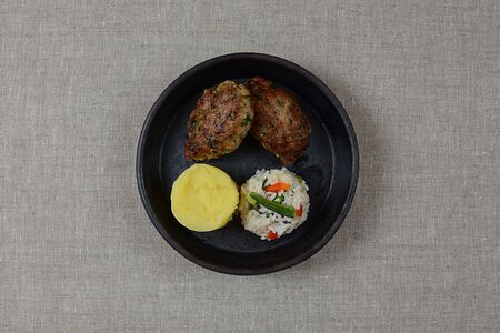 Домашние котлетки с гарниром