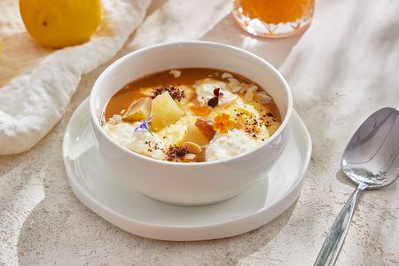 Кукурузная каша со страчателлой, печеной грушей и соленой карамелью