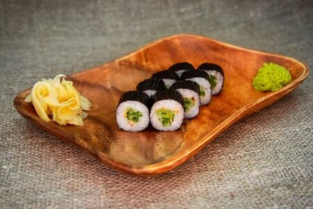 Классческий ролл с огурцом и кунжутом