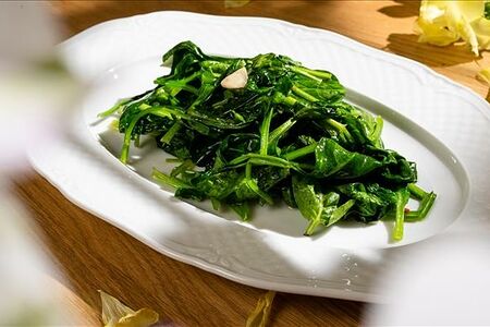 Шпинат с чесноком