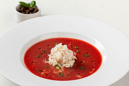 Гаспачо с камчатским крабом и авокадо