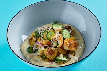 Салат с копченой треской, жареным картофелем и малосольными огурцами