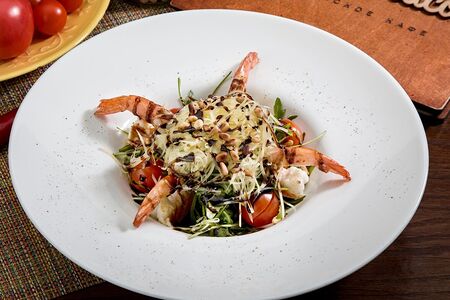 Итальянский классический салат с креветками, рукколой и кедровыми орехами