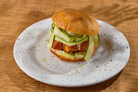 Бургер-фиш с дипом из копченого лосося и цукини