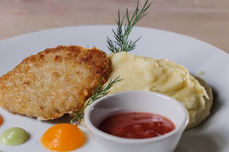 Куриные котлетки с картофельным пюре